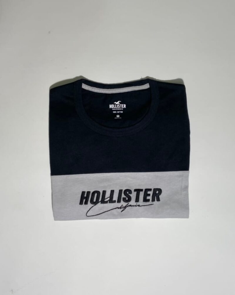 Camiseta con logo bordado