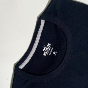 Camiseta con logo bordado