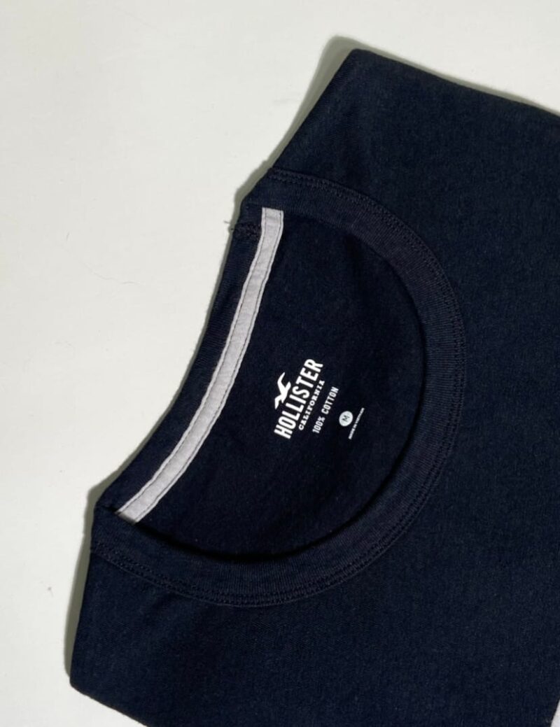 Camiseta con logo bordado