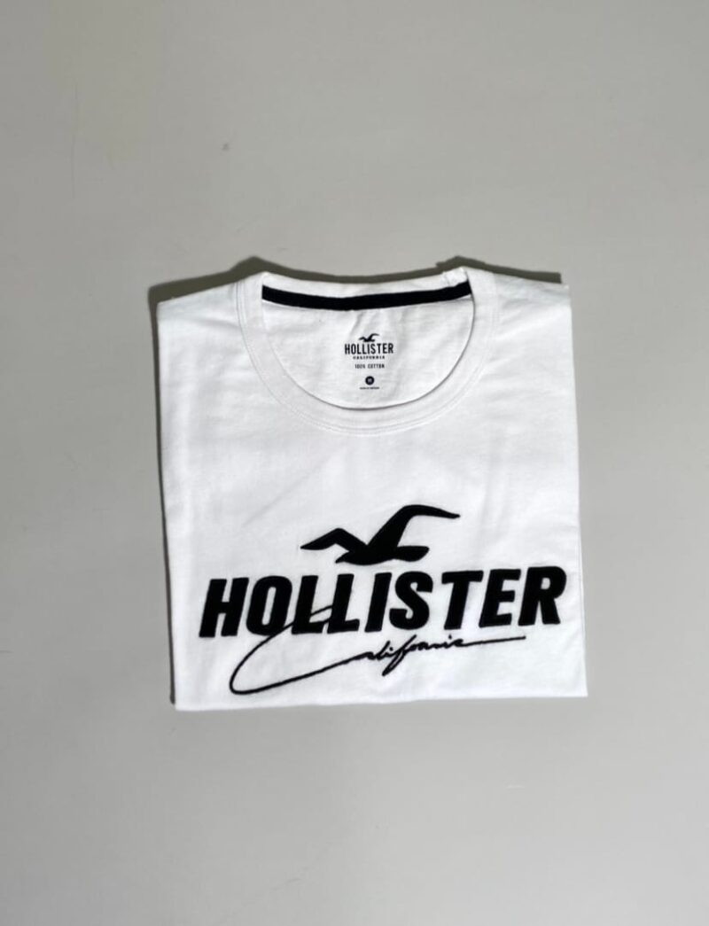 Camiseta con logo bordado