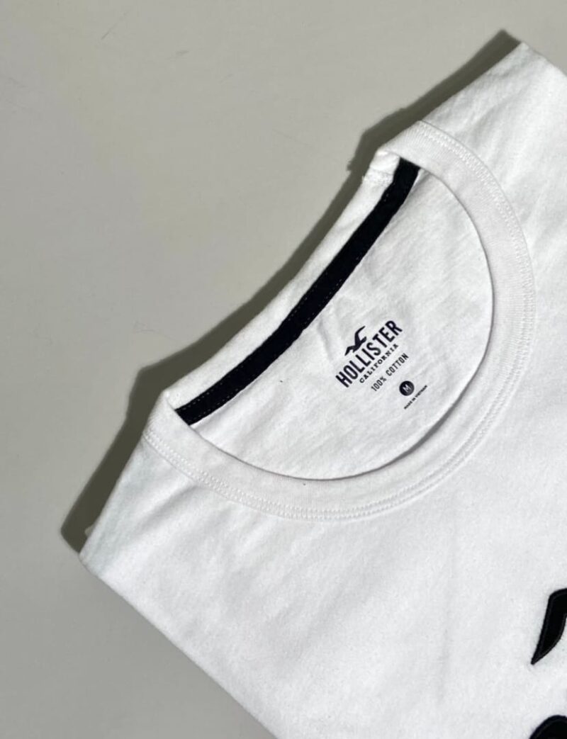 Camiseta con logo bordado