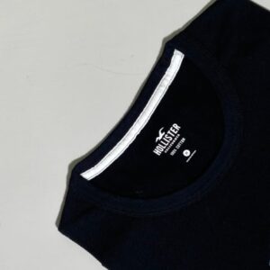 Camiseta con logo bordado