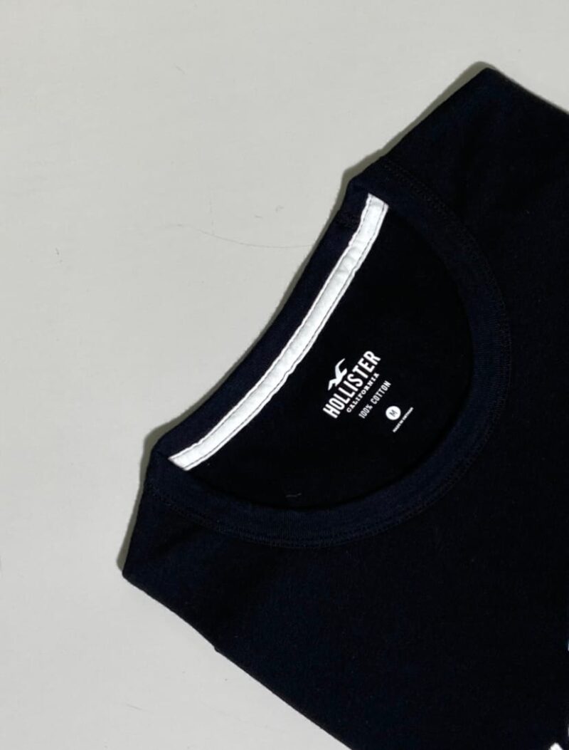 Camiseta con logo bordado