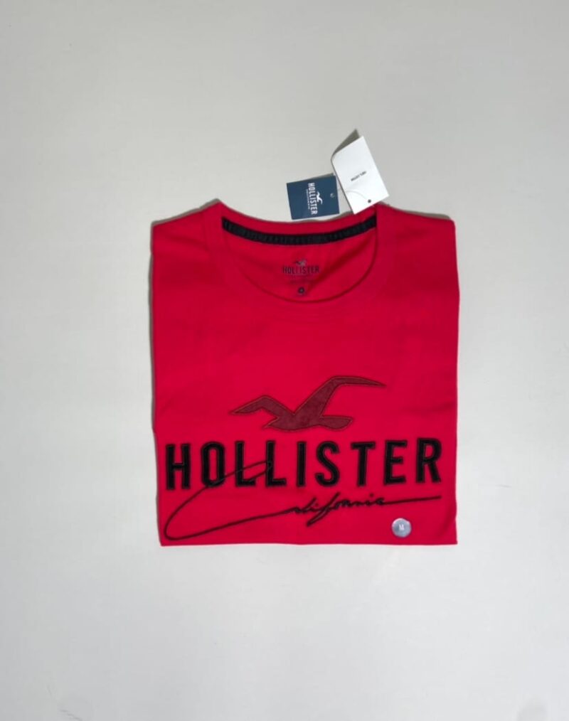 Camiseta con logo bordado