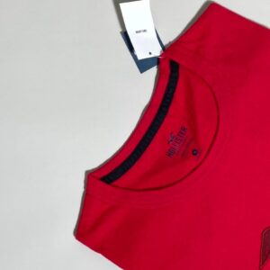 Camiseta con logo bordado