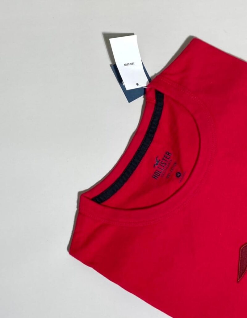 Camiseta con logo bordado